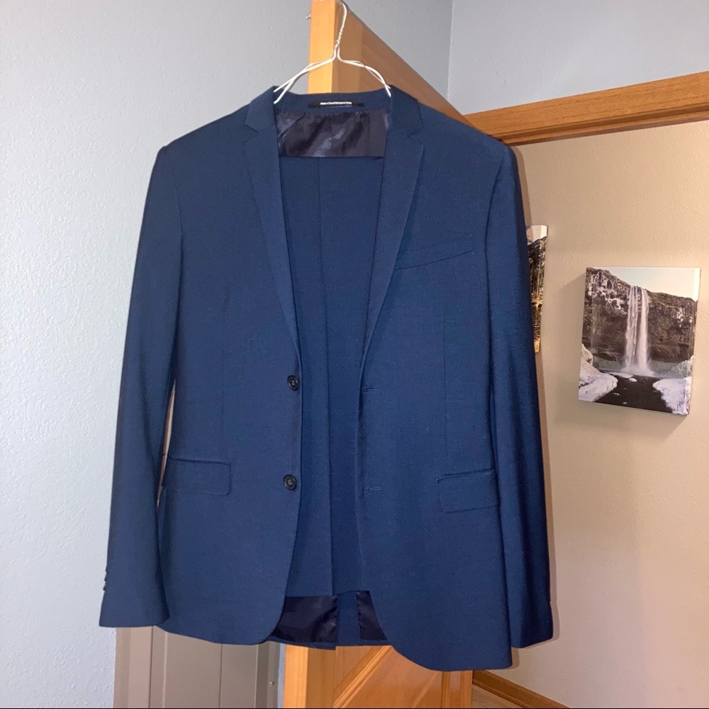 Men’s navy suit